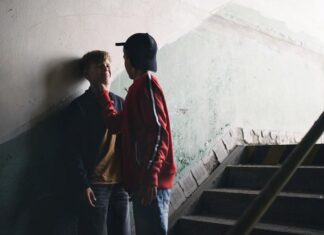 Η βία των ανηλίκων ως απόδειξη συλλογικής ενοχής για την εθνική παρακμή