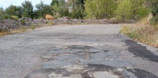 Παράπονα στη Χούνη για τα «μπαλώματα» στο δρόμο και τη… διαφήμισή τους