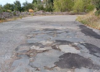 Παράπονα στη Χούνη για τα «μπαλώματα» στο δρόμο και τη… διαφήμισή τους