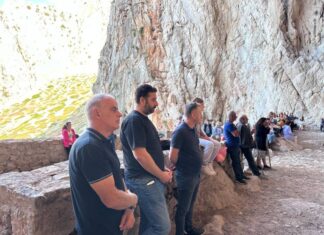 O Αντιπεριφερειάρχης Θανάσης Μαυρομμάτης στο Σπήλαιο του Αγίου Νικολάου στην Βαράσοβα