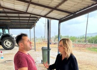 Η Χριστίνα Σταρακά σε κτηνοτρόφους της Αιτωλοακαρνανίας που έπληξε η πανώλη