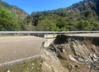 Αμοργιανοί: Δεν συνεργάστηκαν Δήμος και Περιφέρεια και έπεσε η γέφυρα, καταγγέλλει δημοτικός σύμβουλος