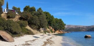 Αστακός: «Σήκωσαν» τις βάσεις από τις ομπρέλες στην παραλία του Αγίου Γεωργίου