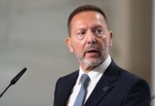 «Και λίγα είπα» – Ο Γ. Στουρνάρας επιμένει στην κριτική του για τον Αλ. Τσίπρα