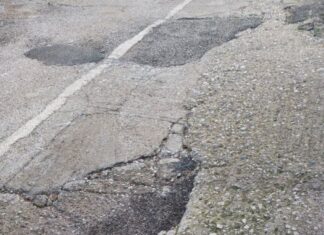 Σε άθλια η κατάσταση η οδός Δωριμάχου στο Αγρίνιο