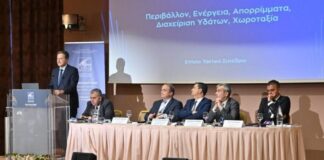 Ζόρισαν οι Δήμαρχοι το Σκυλακάκη, αλλά αυτός δεν αλλάζει «γραμμή»