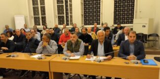 Xειροκροτούσαν το αυτονόητο μετά από δυόμισι χρόνια καθυστέρηση