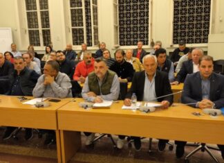 Xειροκροτούσαν το αυτονόητο μετά από δυόμισι χρόνια καθυστέρηση