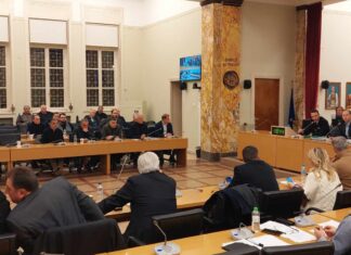 -Απορεί το δημοτικό συμβούλιο, γιατί η υφήλιος δεν έχει πέσει τ΄ ανάσκελα με το αρχαίο Αγρίνιο