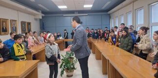 Τα κάλαντα του 4ου Δημοτικού Σχολείου άκουσε ο Δήμαρχος Αγρινίου