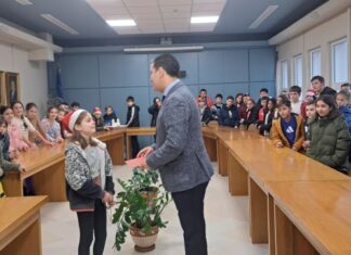 Τα κάλαντα του 4ου Δημοτικού Σχολείου άκουσε ο Δήμαρχος Αγρινίου