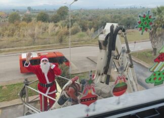 Η Πυροσβεστική είπε τα κάλαντα στην Παιδιατρική Κλινική του Νοσοκομείου Αγρινίου