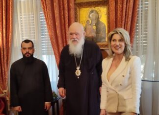 Τα κάλαντα στον Αρχιεπίσκοπο από την Αγρινιώτικη χορωδία «Αγία Σκέπη»