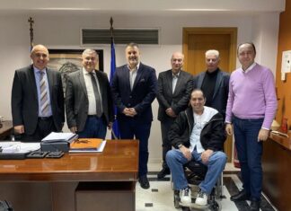 Έκαναν και τελετή στη Ναύπακτο για το πόσο πίσω μείναμε στη διαχείριση των απορριμμάτων