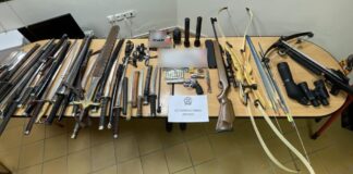 Αγρίνιο: Έκρυβε στο σπίτι του οπλοστάσιο με σπαθιά, αεροβόλα, βαλλίστρα και τόξα