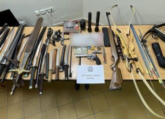Αγρίνιο: Έκρυβε στο σπίτι του οπλοστάσιο με σπαθιά, αεροβόλα, βαλλίστρα και τόξα