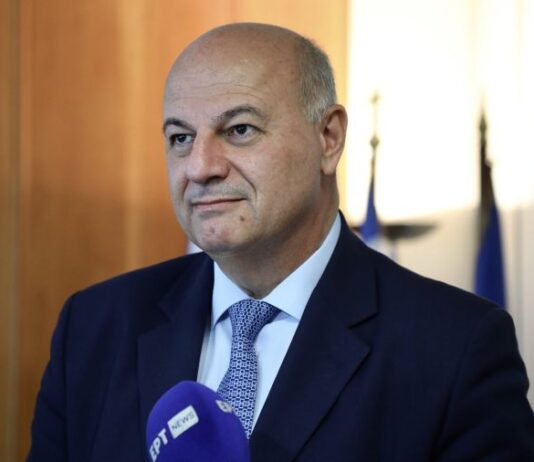 Ο Τσιάρας προκαλεί και εμπαίζει: «Οι πολίτες χαίρονται τη ζωή τους»