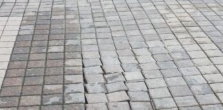 Σαν ράγες που στράβωσαν οι κυβόλιθοι στους πεζοδρόμους του Αγρινίου