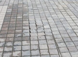 Σαν ράγες που στράβωσαν οι κυβόλιθοι στους πεζοδρόμους του Αγρινίου