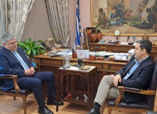 -Δηλαδή θες να πεις ότι αν ήσουν βουλευτής δεν θα ψήφιζες το γάμο των ντιντήδων;