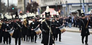 25η Μαρτίου: Η φιλαρμονική «Ιερός Λόχος» από το Μεσολλόγι άνοιξε τη στρατιωτική παρέλαση