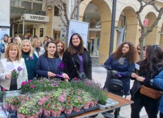 Με λουλούδια το Αγρίνιο γιόρτασε την Παγκόσμια Ημέρα της Γυναίκας