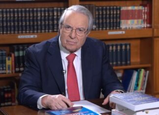 Το Γιώργο Μπαμπινιώτη βραβεύει το Ίδρυμα Πολιτισμού της Μητρόπολης