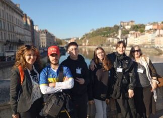 Το Γυμνάσιο Νεάπολης στην πόλη Villefranche-sur-Saône της Γαλλίας