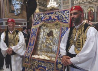 Η εικόνα της Παναγίας «Άξιον Εστί» του χρόνου στο Μεσολόγγι – Ήχησαν χαρμόσυνα οι καμπάνες