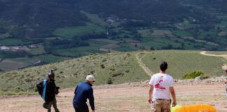 To Αλεξίπτωτο Πλαγιάς επέστρεψε στον Εμπεσό μετά από έξι χρόνια τιμώντας τον Ιωακείμ Σκόνδρα