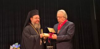 Ο χρυσός Σταυρός της Μητρόπολης Αιτωλίας και Ακαρνανίας στο Γιώργο Μπαμπινιώτη