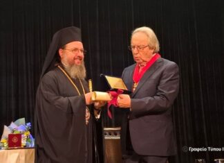 Ο χρυσός Σταυρός της Μητρόπολης Αιτωλίας και Ακαρνανίας στο Γιώργο Μπαμπινιώτη