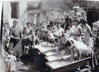 Καλύβια: «Αναβίωση εθίμου: Πλύσιμο προικιών της νύφης»