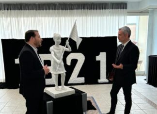 Ο Κώστας Καραγκούνης τίμησε την έκθεση «Ελλήνων Αίμα» του Ευαγγέλου Τύμπα