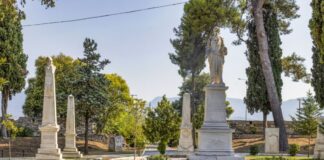 Μνημείο στους πεσόντες Αμπλιανίτες της Εξόδου στον Κήπο των Ηρώων