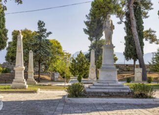 Μνημείο στους πεσόντες Αμπλιανίτες της Εξόδου στον Κήπο των Ηρώων