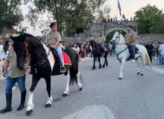 Εντυπωσιακή η συμμετοχή των καβαλαραίων και των αρματωμένων στο πανηγύρι του Άη-Συμιού