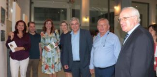 Εγκαινιάστηκε η έκθεση κολάζ γραμματοσήμων του Αθανασίου Τσουράπη