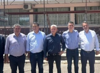 Oυδείς από το Δήμο στον αγιασμό του σχολείου που ανακαινίζει η Κυβέρνηση