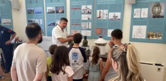 Μαθητές στην έκθεση «Πέτρινοι Φάροι» του Πολεμικού Ναυτικού στο Μέγαρο Χρυσόγελου