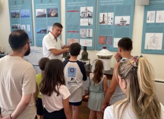 Μαθητές στην έκθεση «Πέτρινοι Φάροι» του Πολεμικού Ναυτικού στο Μέγαρο Χρυσόγελου