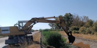 Mεσολόγγι: Καθαρίστηκε από συνεργείο της ΔΕΥΑ κανάλι αποστράγγισης