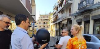 Μοίρασαν κράνη αντί κλήσεων: Καμπάνια για τη χρήση του κράνους στο Αγρίνιο