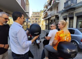 Μοίρασαν κράνη αντί κλήσεων: Καμπάνια για τη χρήση του κράνους στο Αγρίνιο