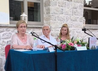 Αμφιλοχία: Με επιτυχία η παρουσίαση του βιβλίου «Διαμάντια στους κάκτους» στη Δημοτική Βιβλιοθήκη