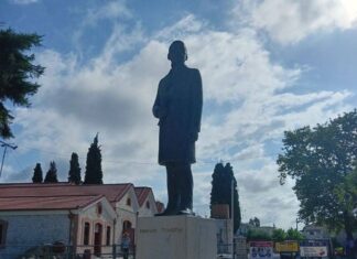Μεσολόγγι: Επανατοποθετήθηκε ο ανδριάντας του Χαρίλαου Τρικούπη στο φυσικό του χώρο