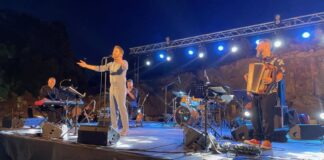 Ενθουσίασε το κοινό η συναυλία του Θοδωρή Βουτσικάκη στο αρχαίο νεώριο Οινιαδών