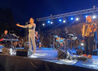 Ενθουσίασε το κοινό η συναυλία του Θοδωρή Βουτσικάκη στο αρχαίο νεώριο Οινιαδών