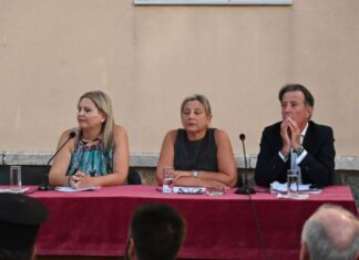 Τιμήθηκε η 50ετής ιστορία του Φεστιβάλ Οινιαδών μέσα από την έκδοση ενός σπουδαίου λευκώματος