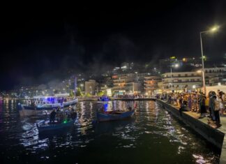 Αμφιλοχία: Εντυπωσίασε το παραδοσιακό δρώμενο της Βαρκαρόλας